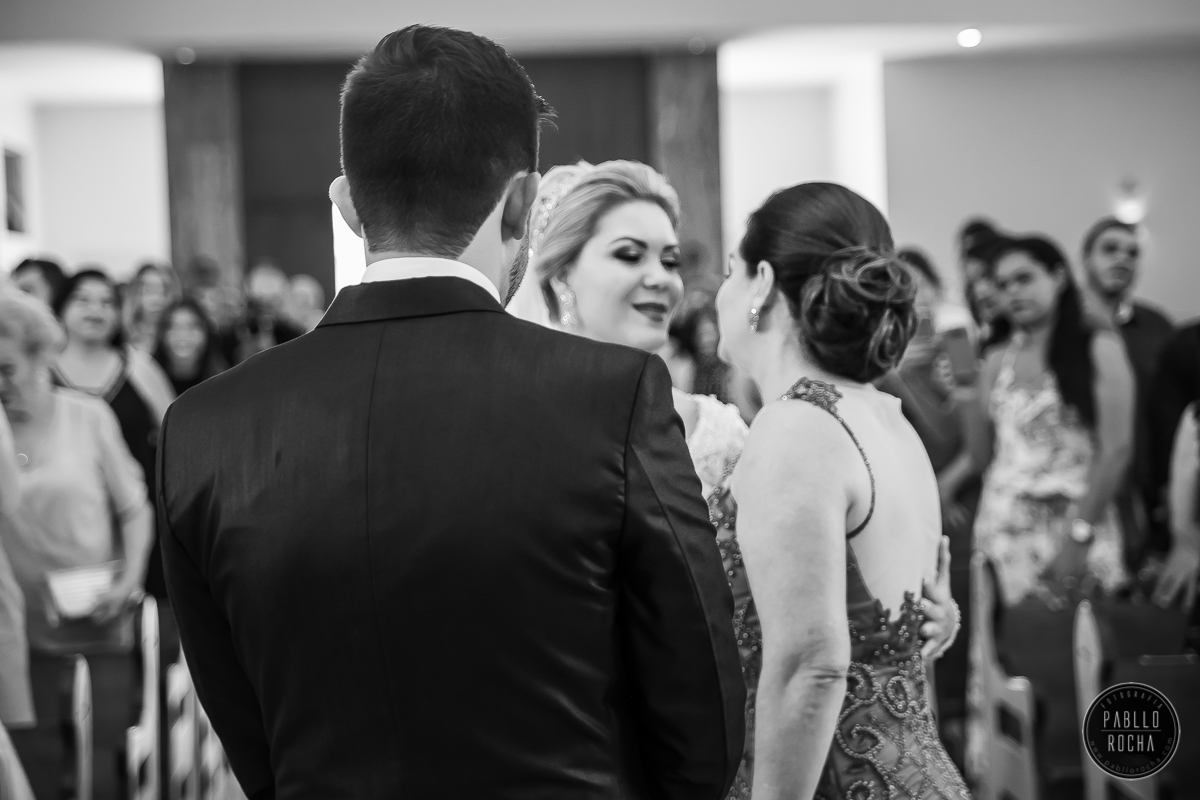 noiva abraçando a mãe