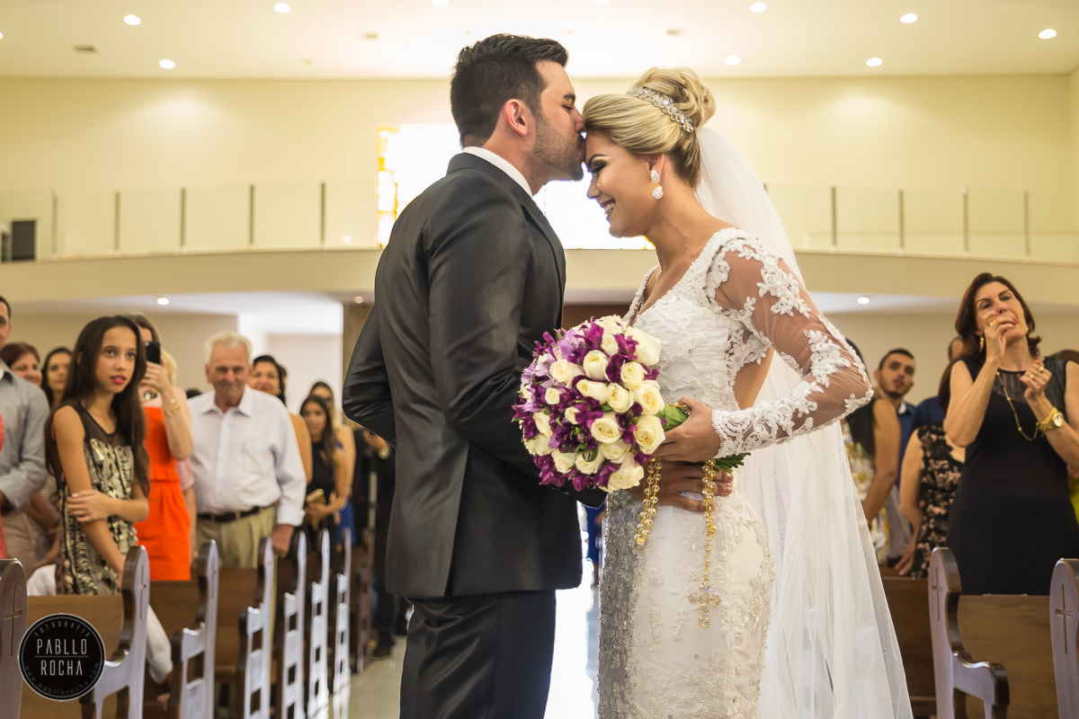 noivo beijando a testa da noiva