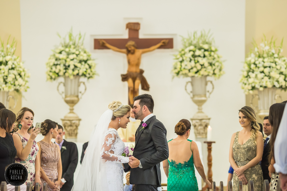 noivo beijando a testa da noiva