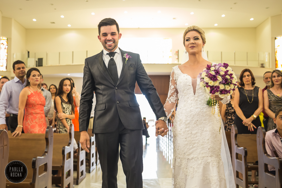 noivos chegando no altar