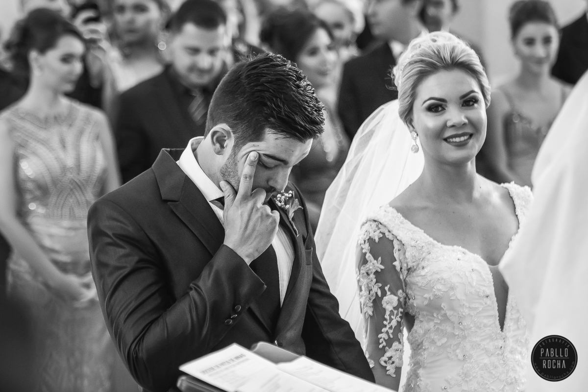 noivo contendo as lagrimas