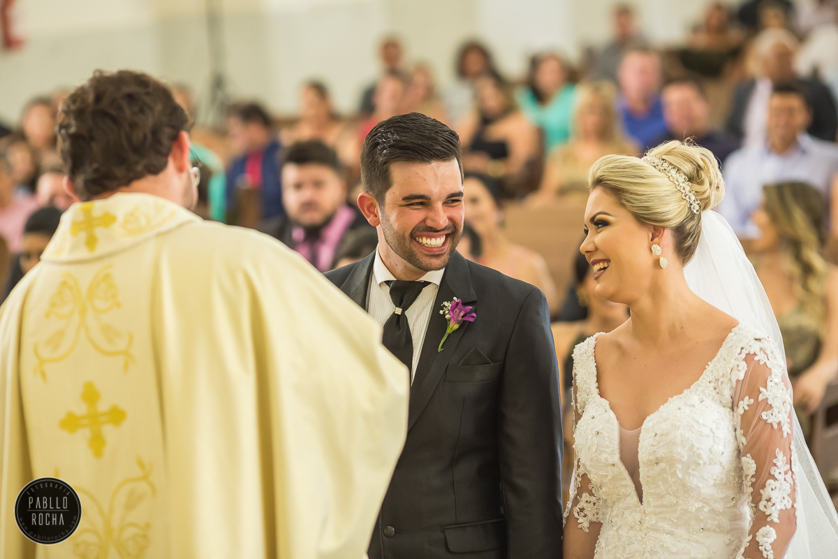 noivos sorrindo uma para o outro