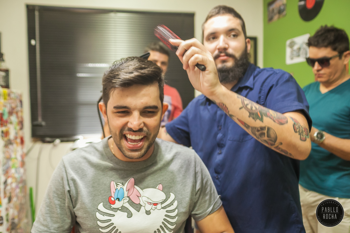 Noivo Arrumando o Cabelo