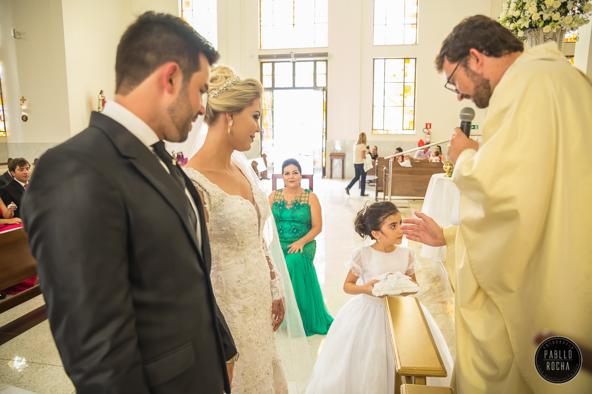 padre abençoando as alianças