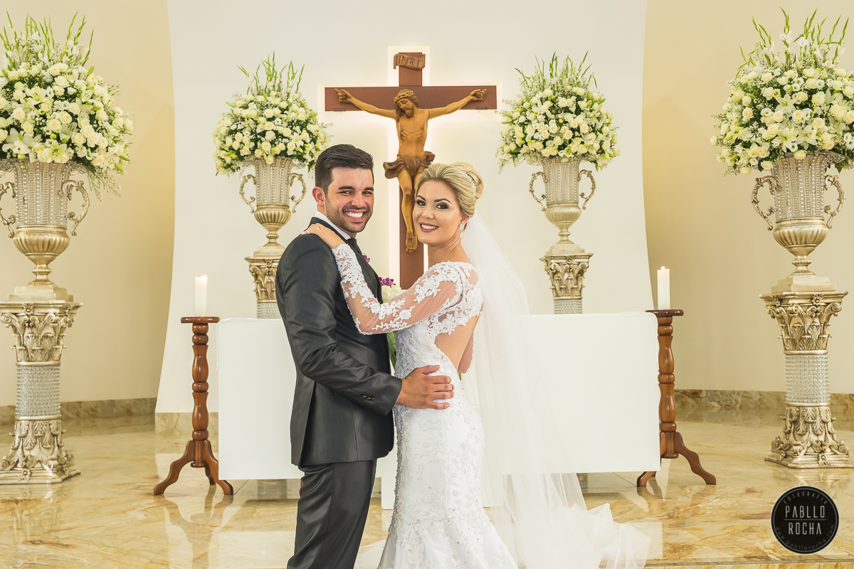 noivos posando para fotos