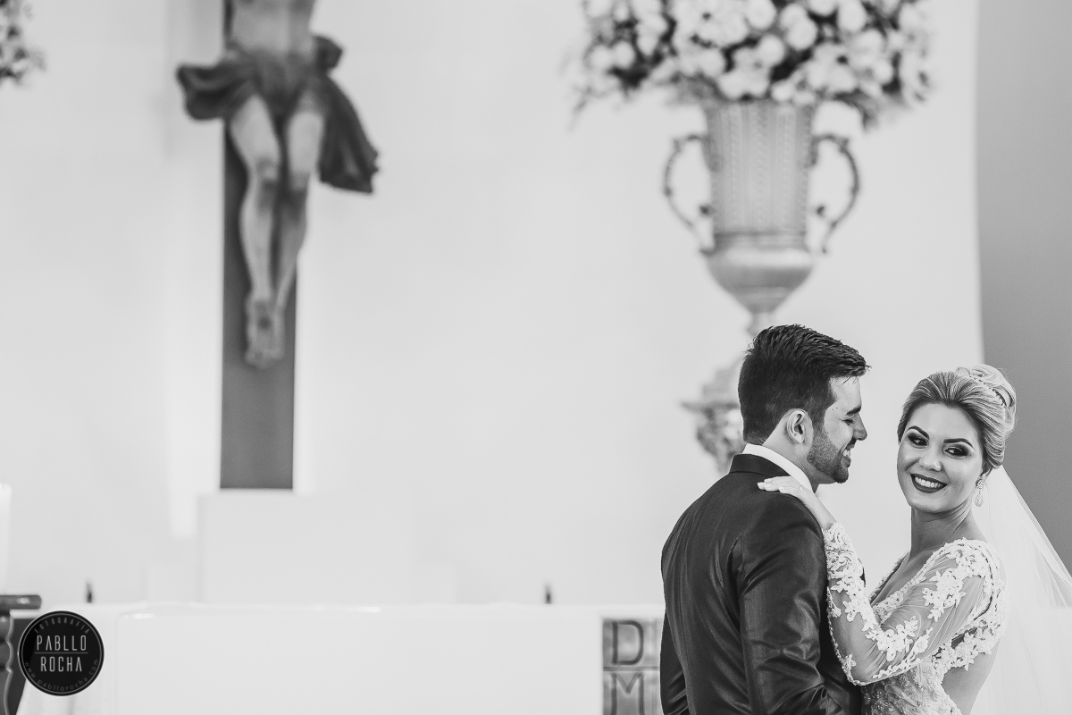 noivos posando para fotos