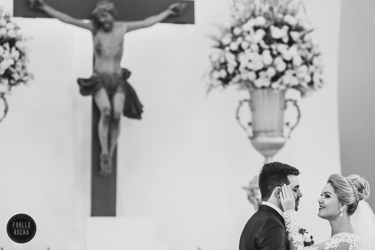 noivos posando para fotos