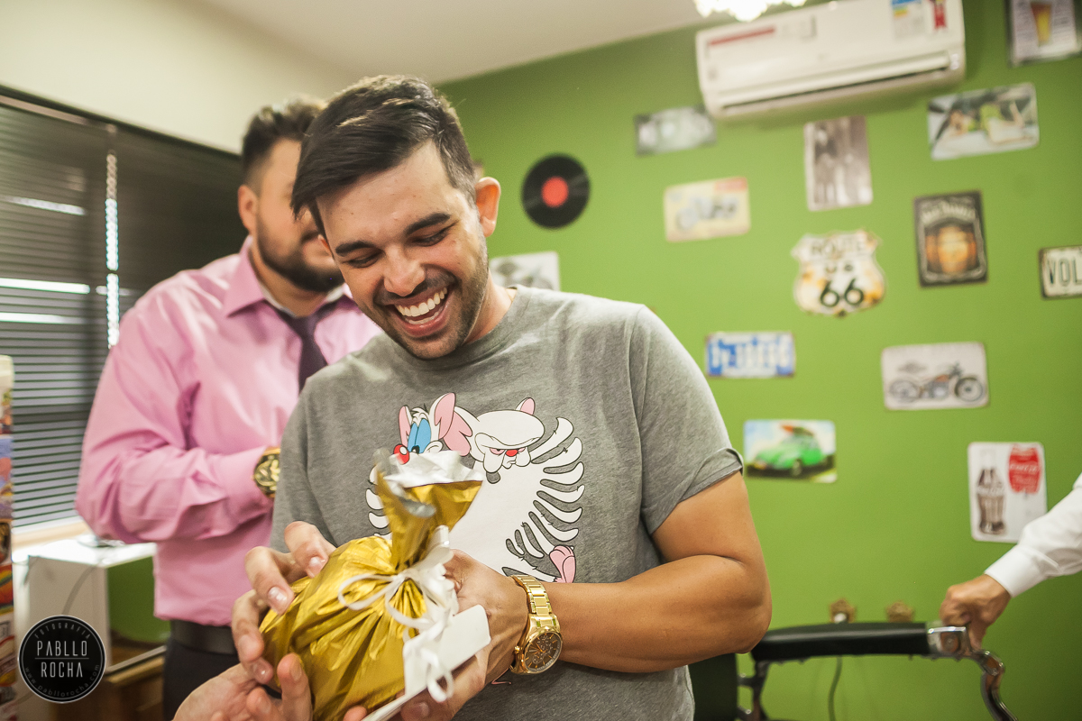 Noivo recebendo presente da noiva