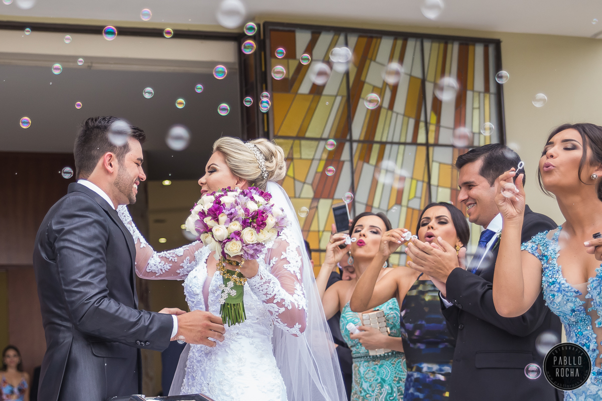 noivos se beijandonoivos se beijando bolinhas de sabão