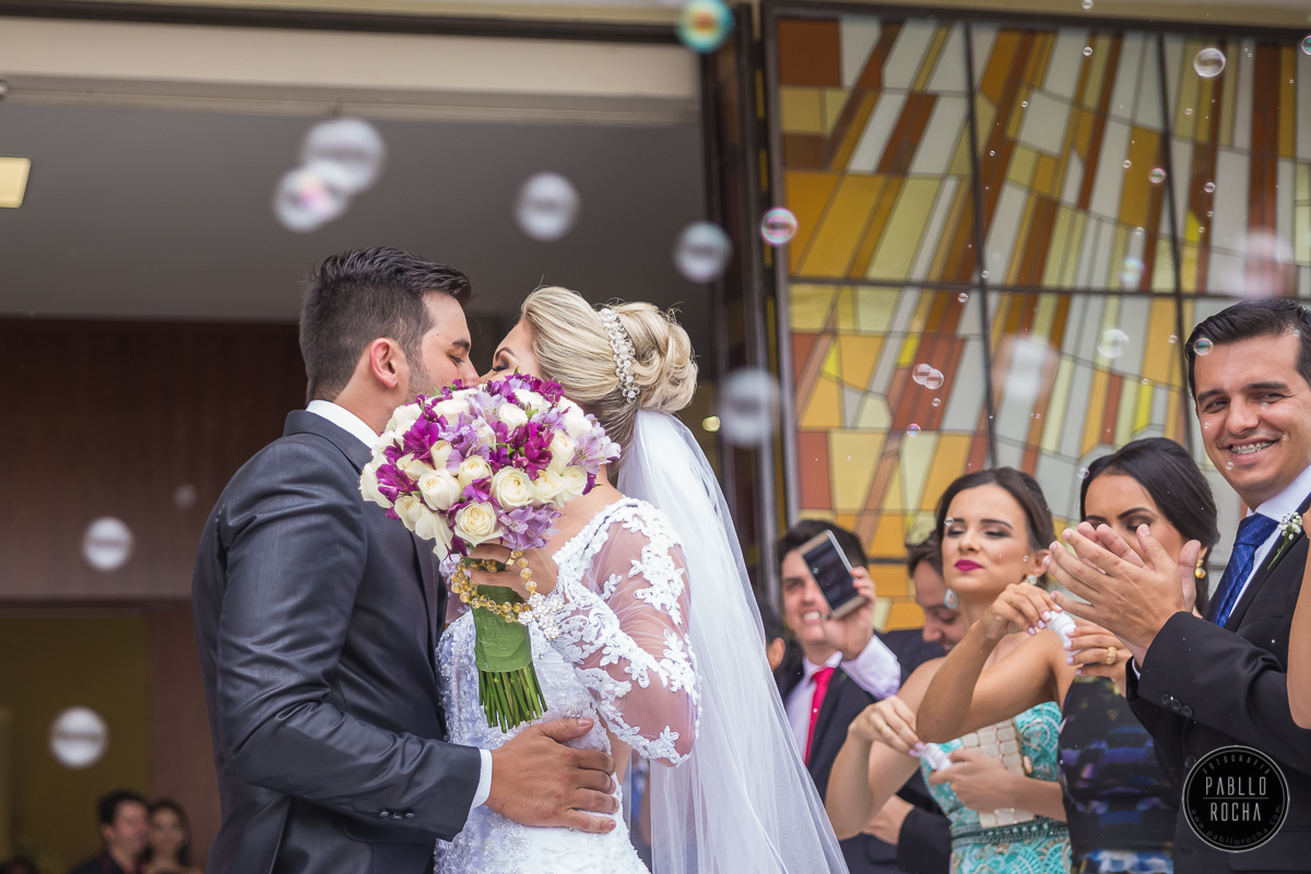 noivos se beijando bolinhas de sabão