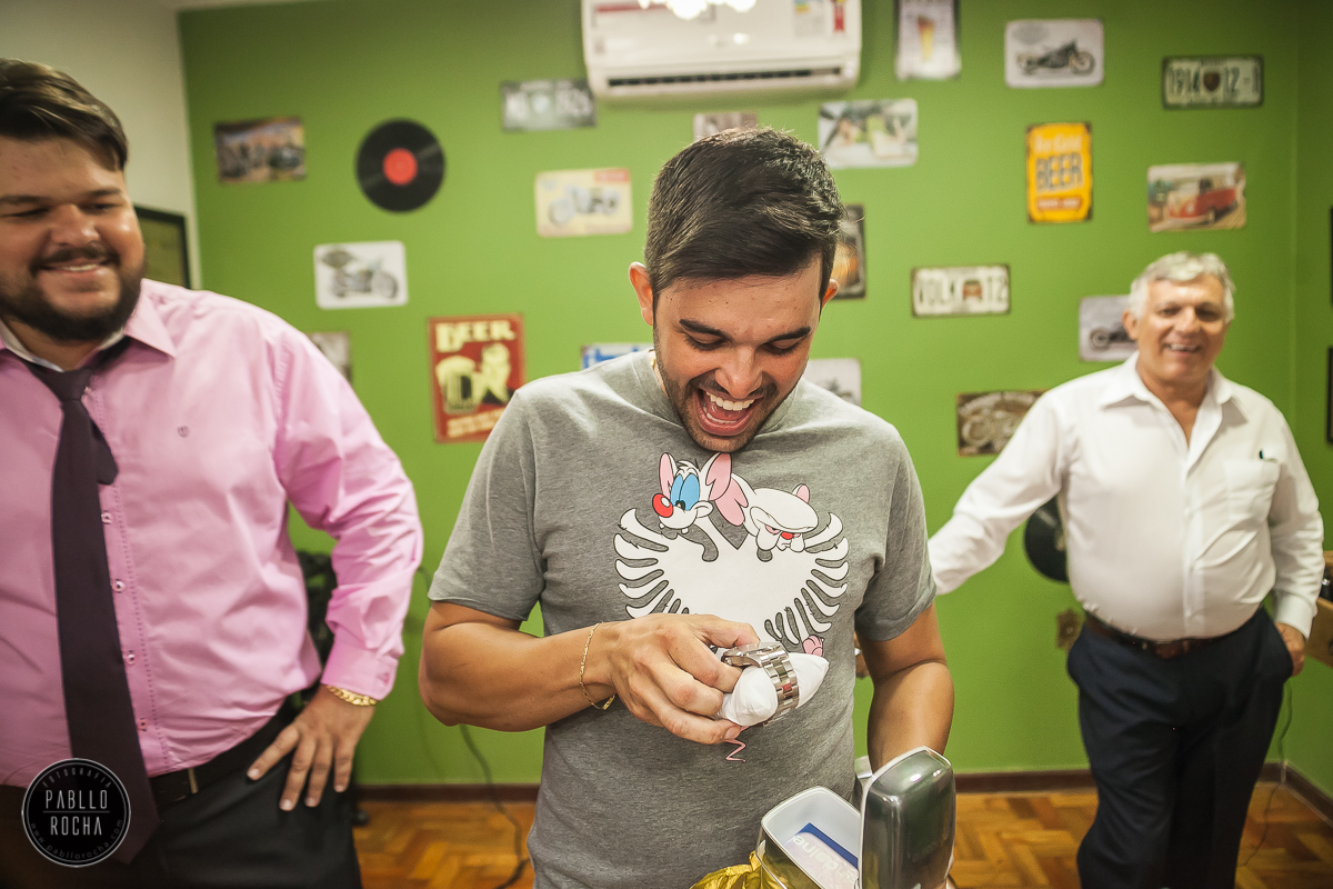 noivo abrindo presente que a noiva lhe enviou