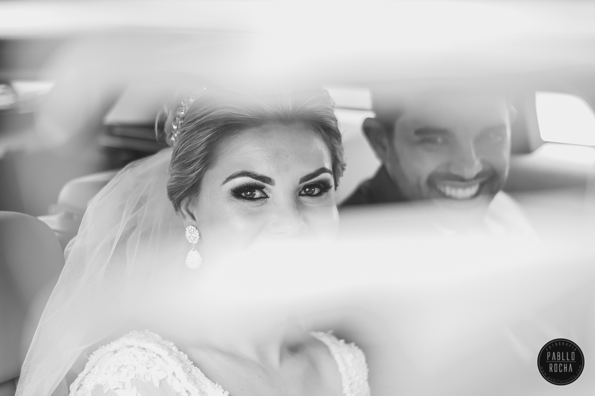 noivos dentro do carro