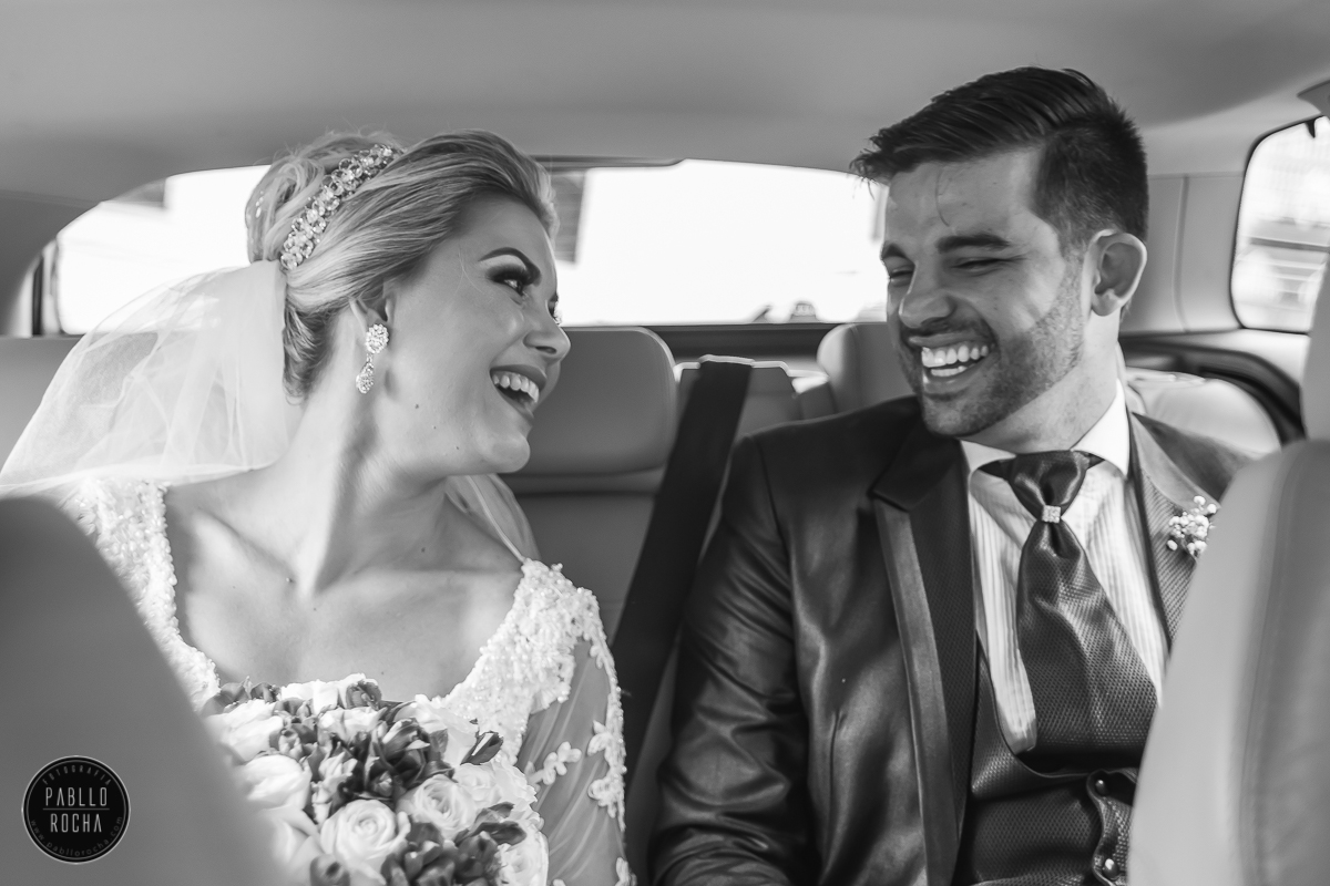 noivos dentro do carro