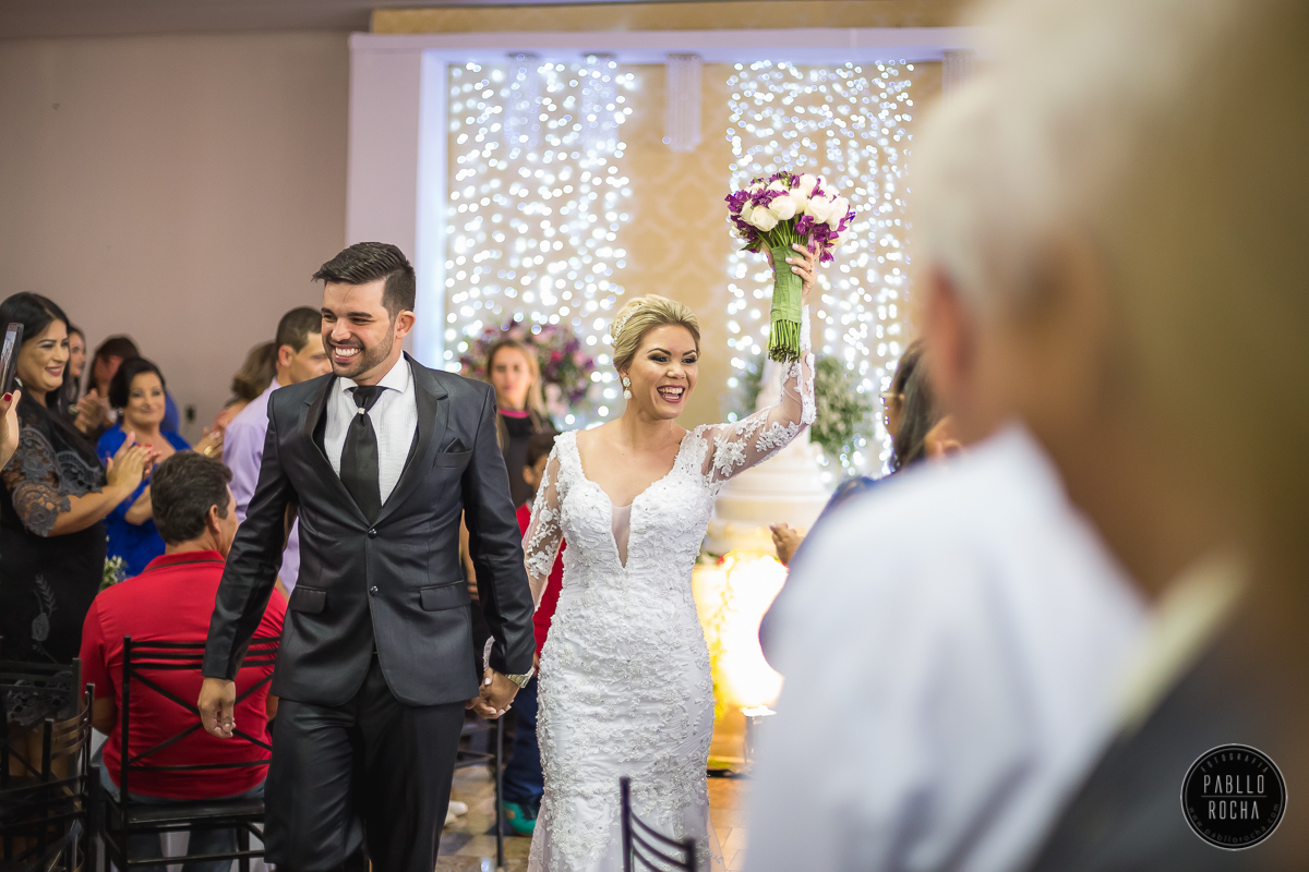 noivos entrando no salão de festa