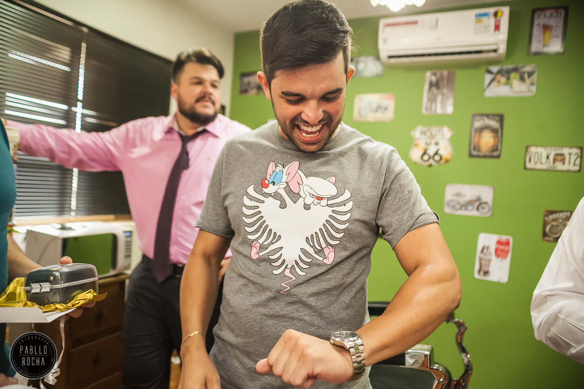 Noivo curtindo o presente