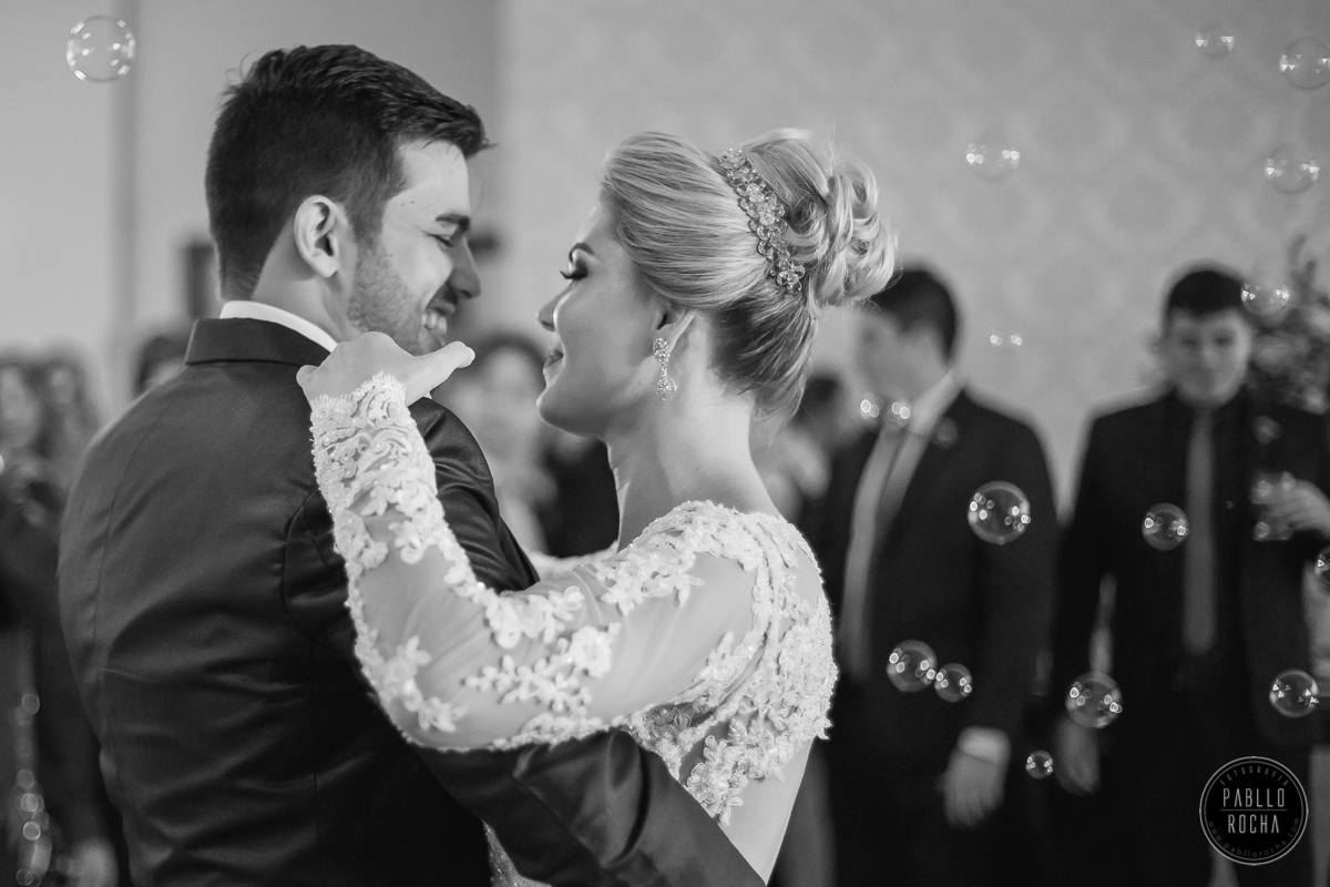 noivos dançando  bolinhas de sabão