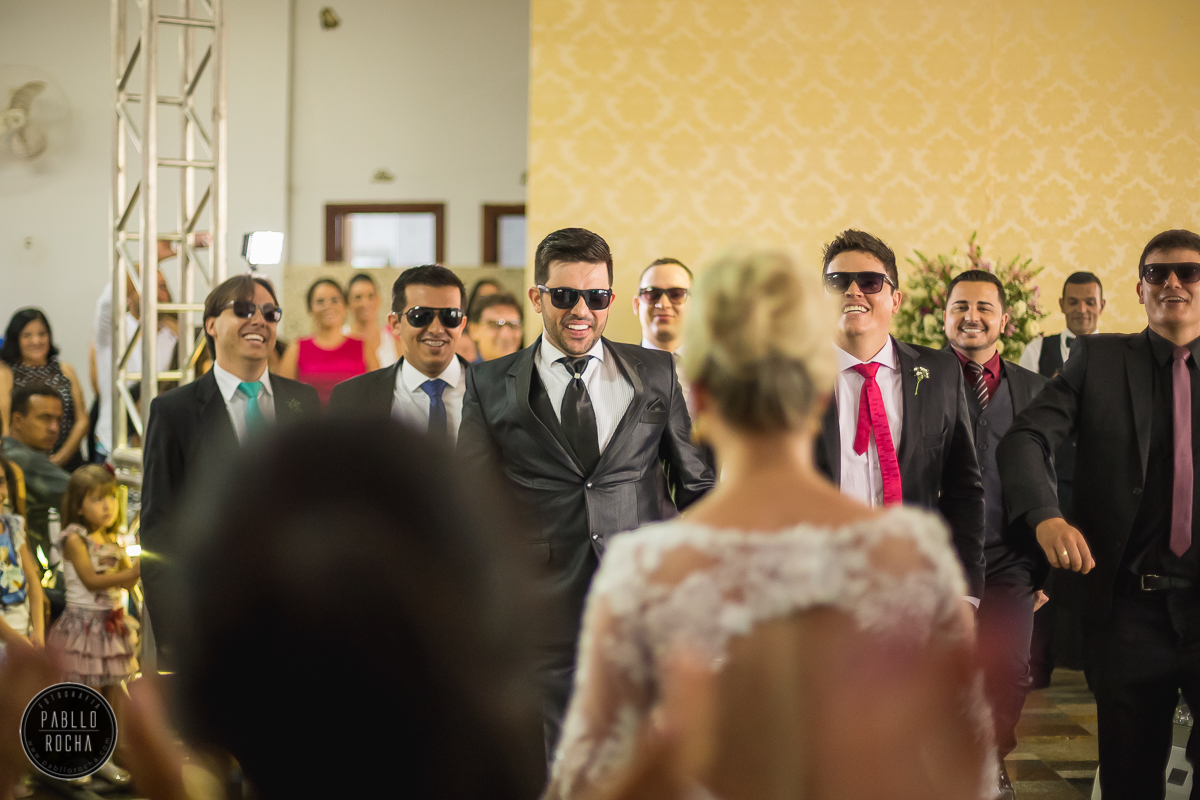 noivos padrinhos e madrinhas dançando