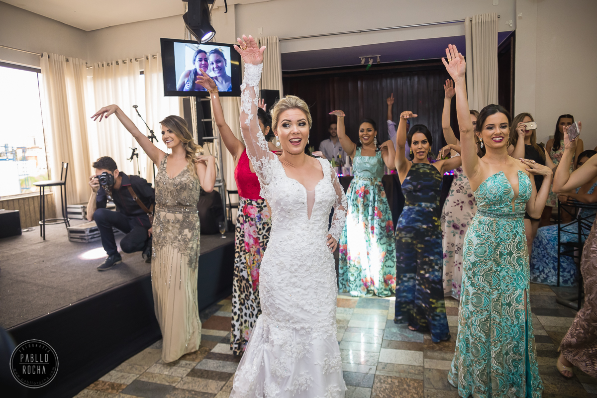 noivos padrinhos e madrinhas dançando