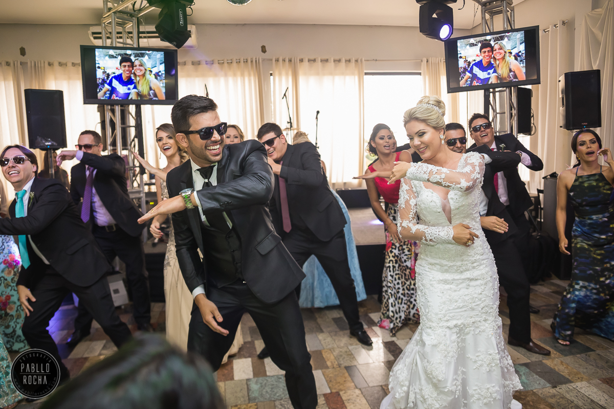 noivos padrinhos e madrinhas dançando
