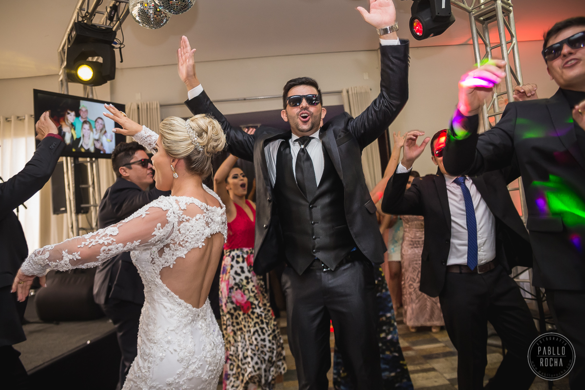noivos dançando