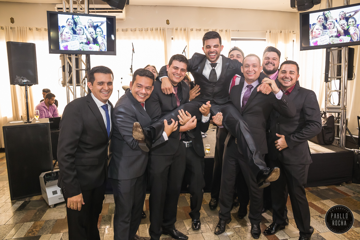 Padrinhos carregando o noivo