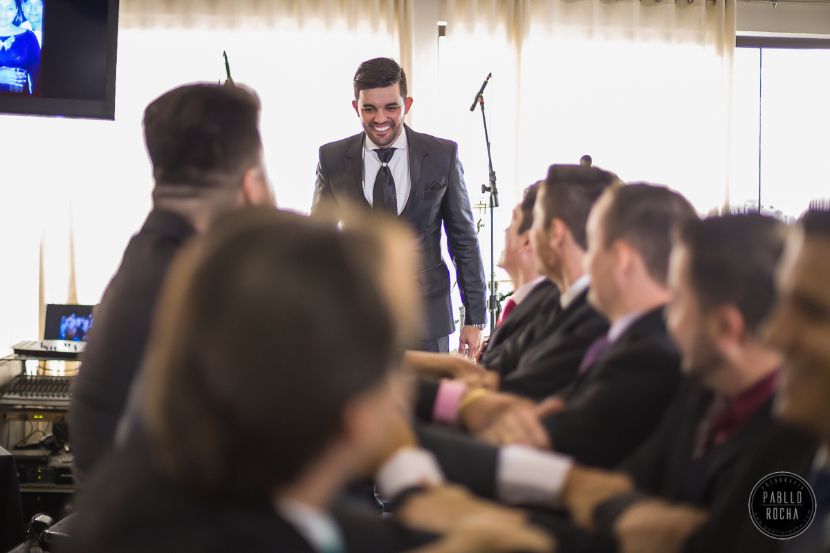 Noivo Pulando em cima dos padrinhos