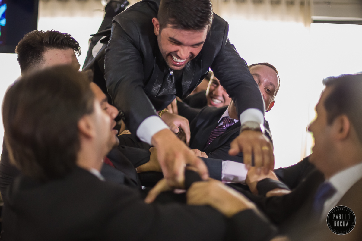 Noivo Pulando em cima dos padrinhos