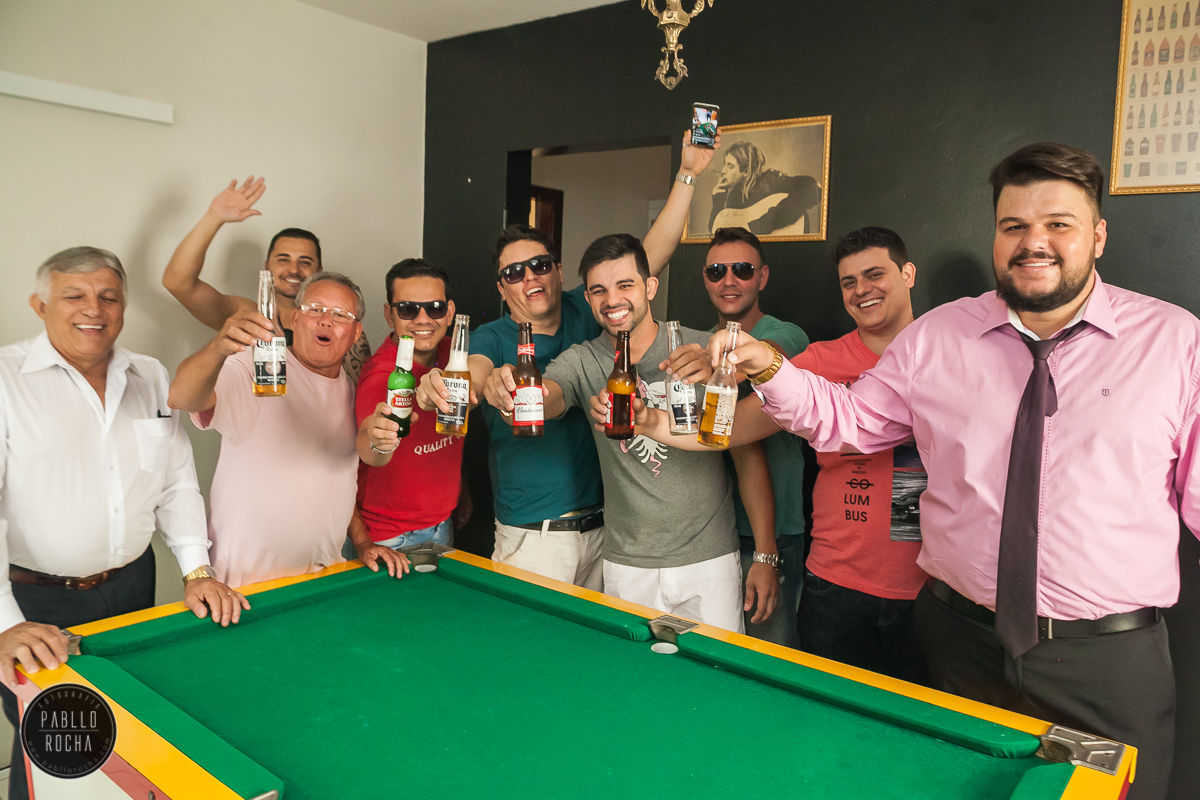 noivo e padrinhos bebendo