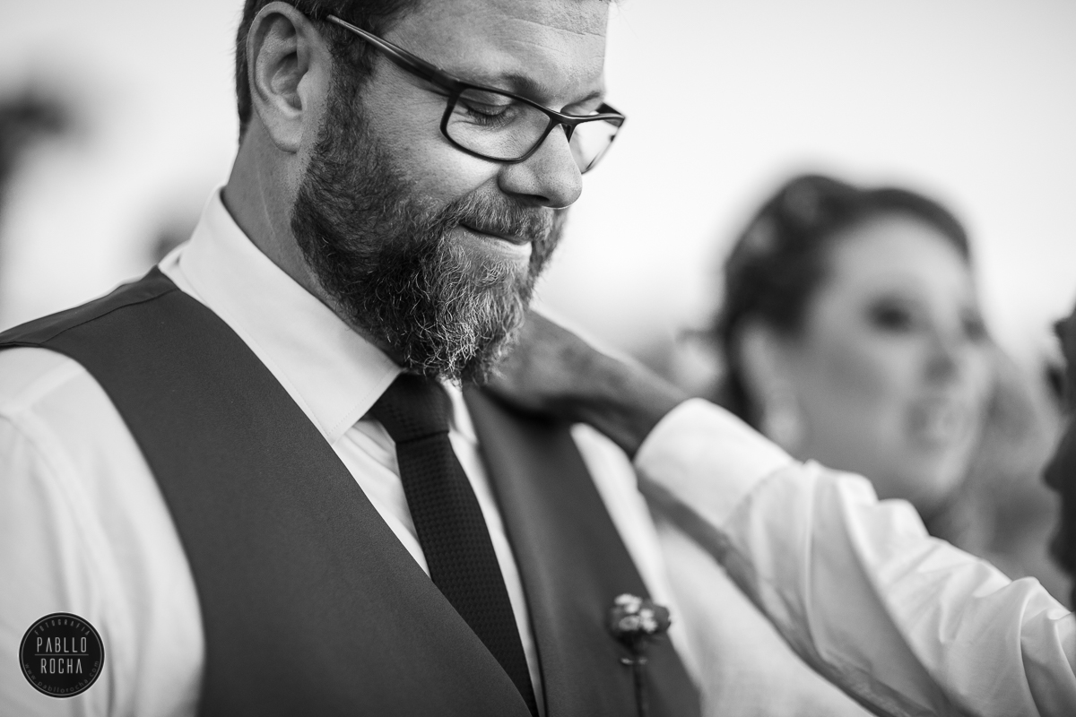 noivo recebendo a benção do sogro