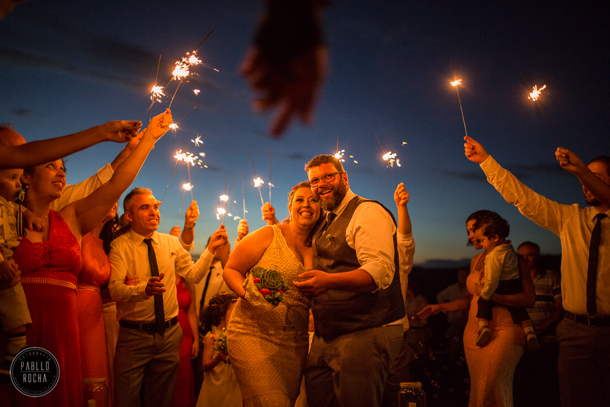 noivos ao sair pelo corredor com sputinics