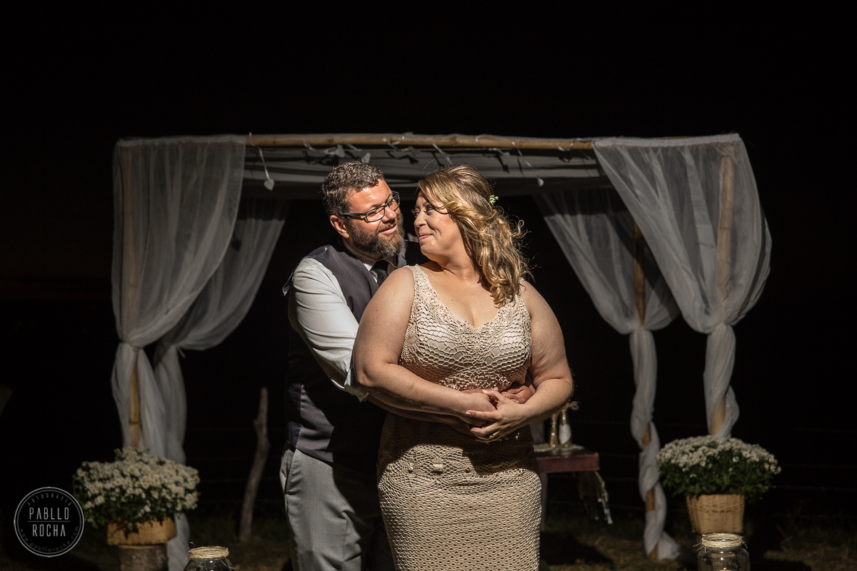 noivos posando para fotos