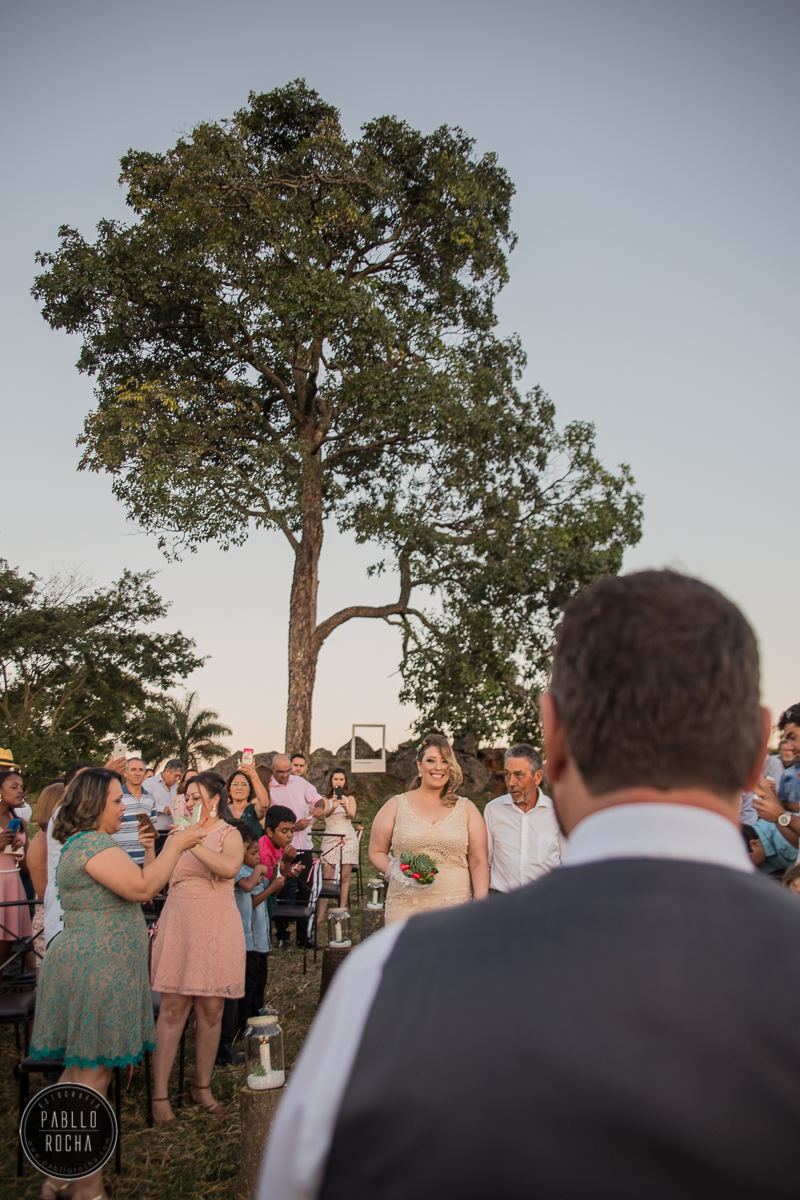 noivo olhando para noiva