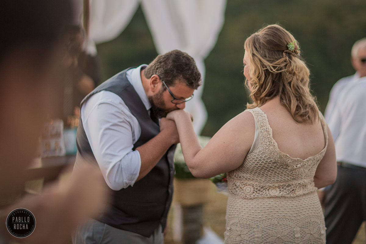 noivo beijando a mão da noiva