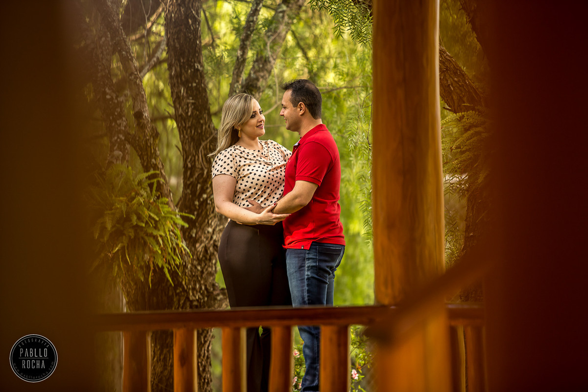 noivos se olhando no jardim