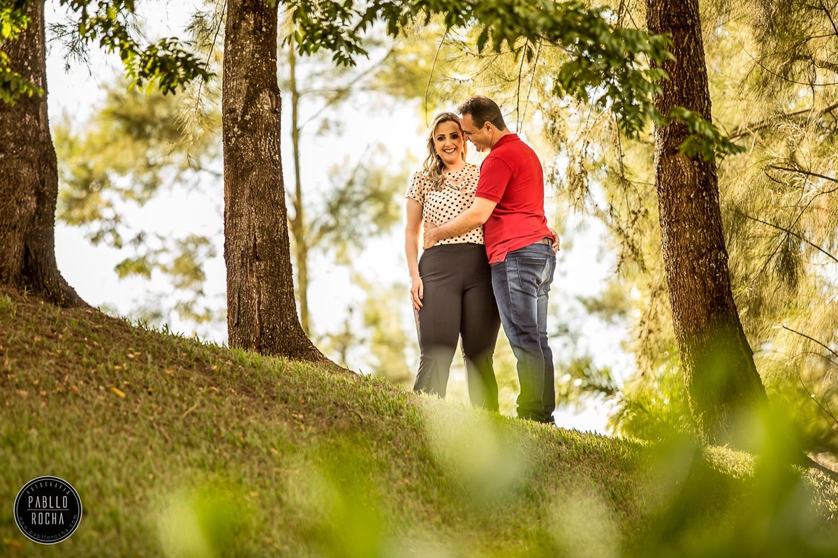 noivos se olhando no jardim