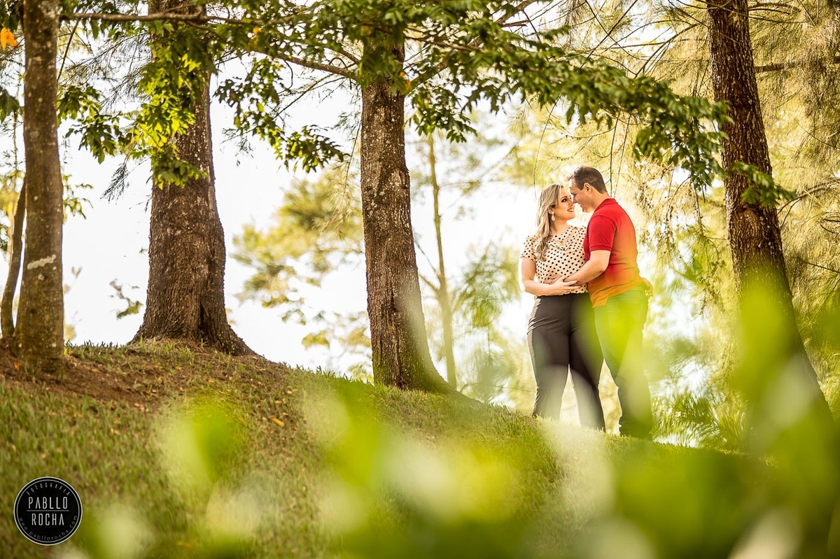noivos se olhando no jardim