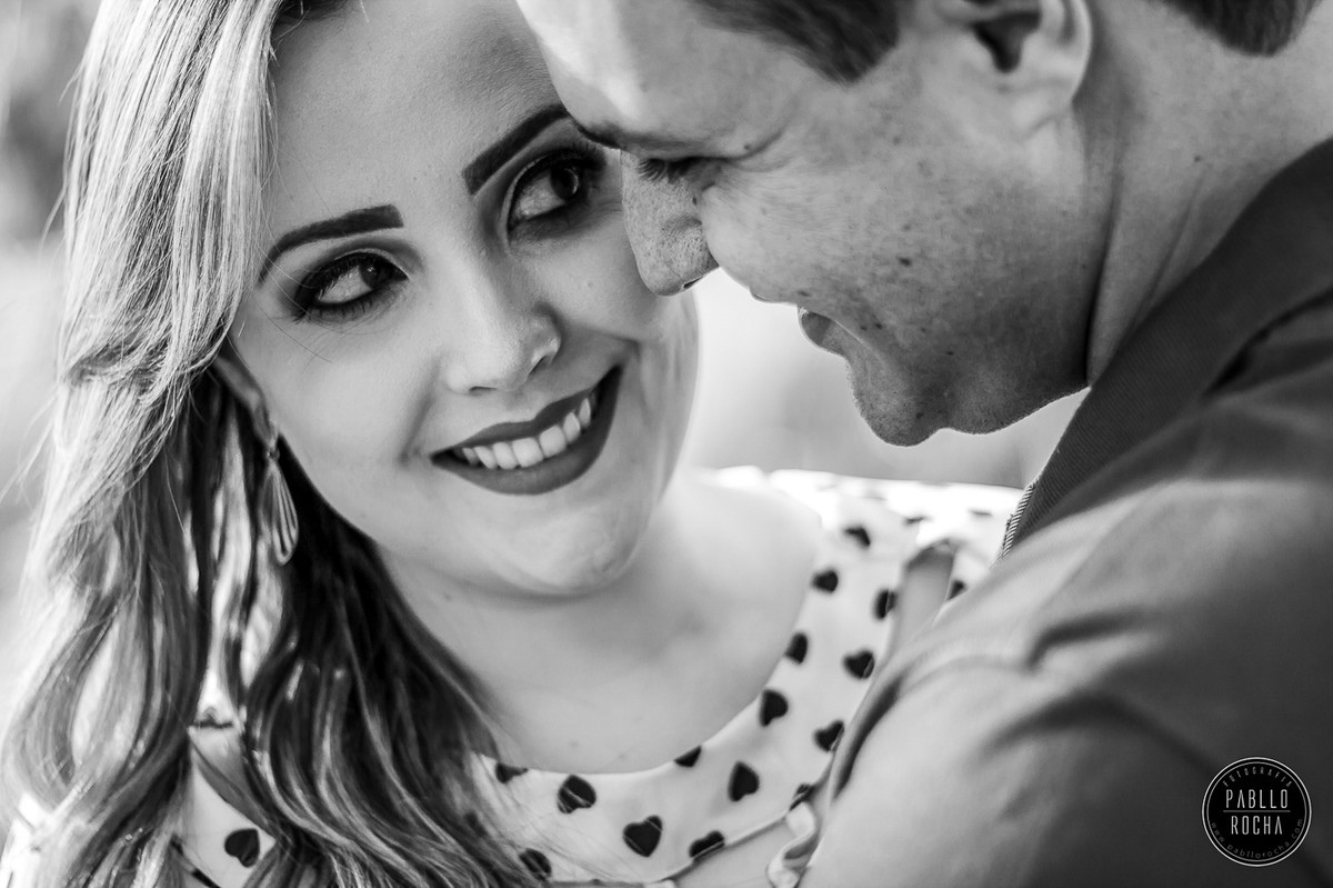 noivos apaixonados se olhando e trocando carinhos bem de pertinho