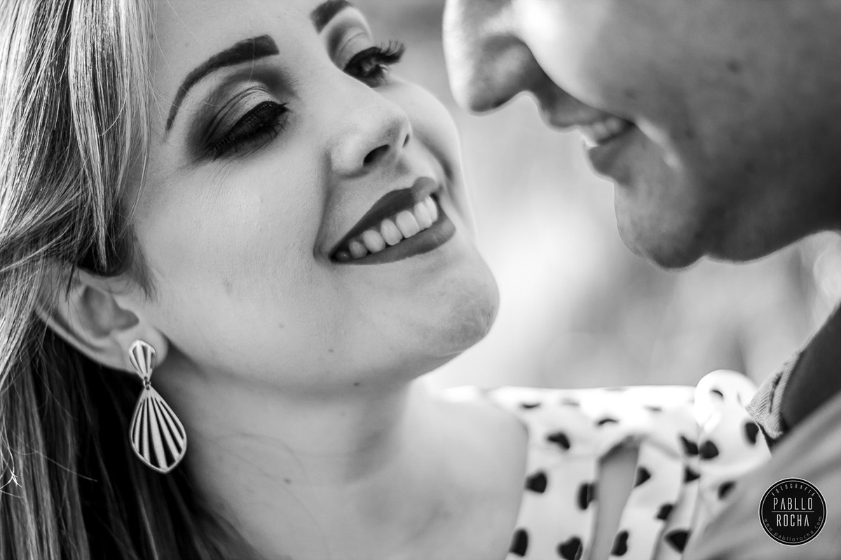 noivos apaixonados se olhando e trocando carinhos bem de pertinho