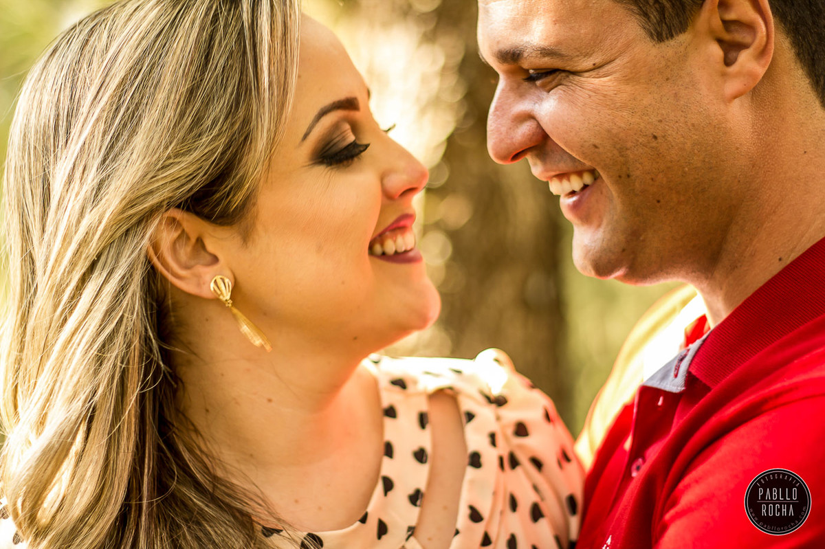 noivos apaixonados se olhando e trocando carinhos bem de pertinho