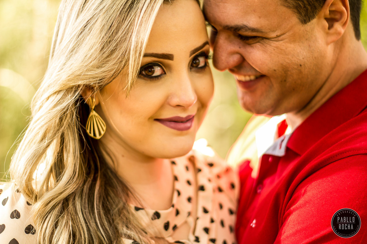 noivos apaixonados se olhando e trocando carinhos bem de pertinho