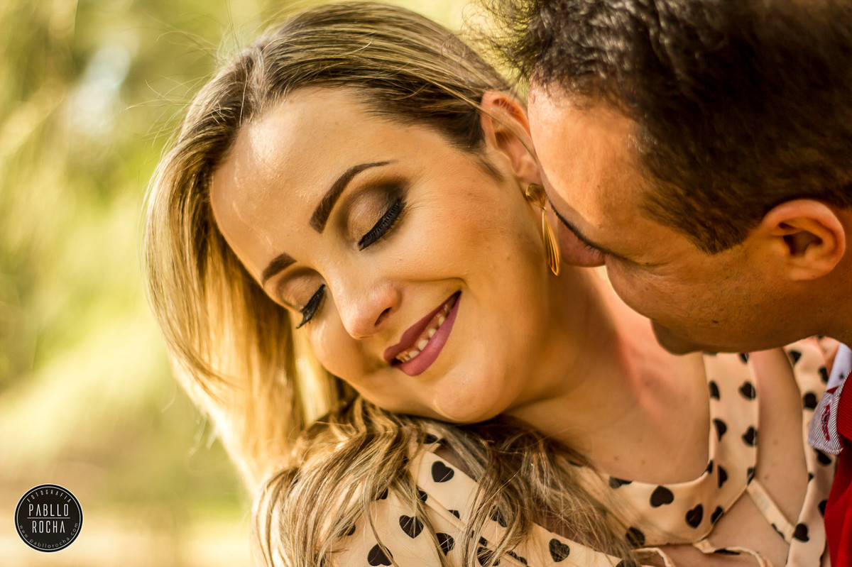 noivos apaixonados se olhando e trocando carinhos bem de pertinho