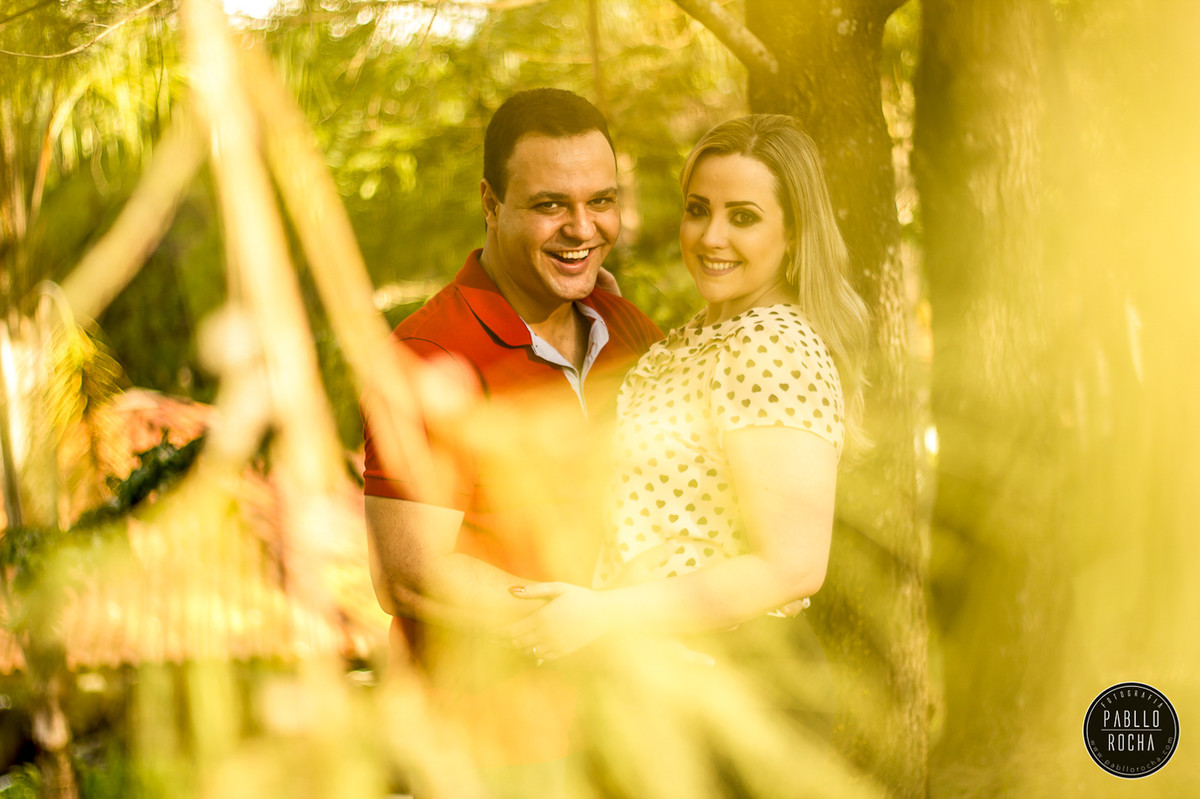 noivos apaixonados se olhando e trocando carinhos bem de pertinho na floresta