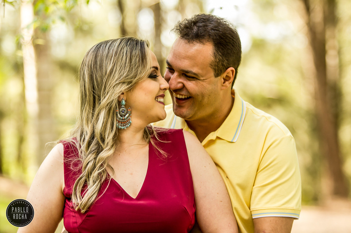 noivos felizes se olhando