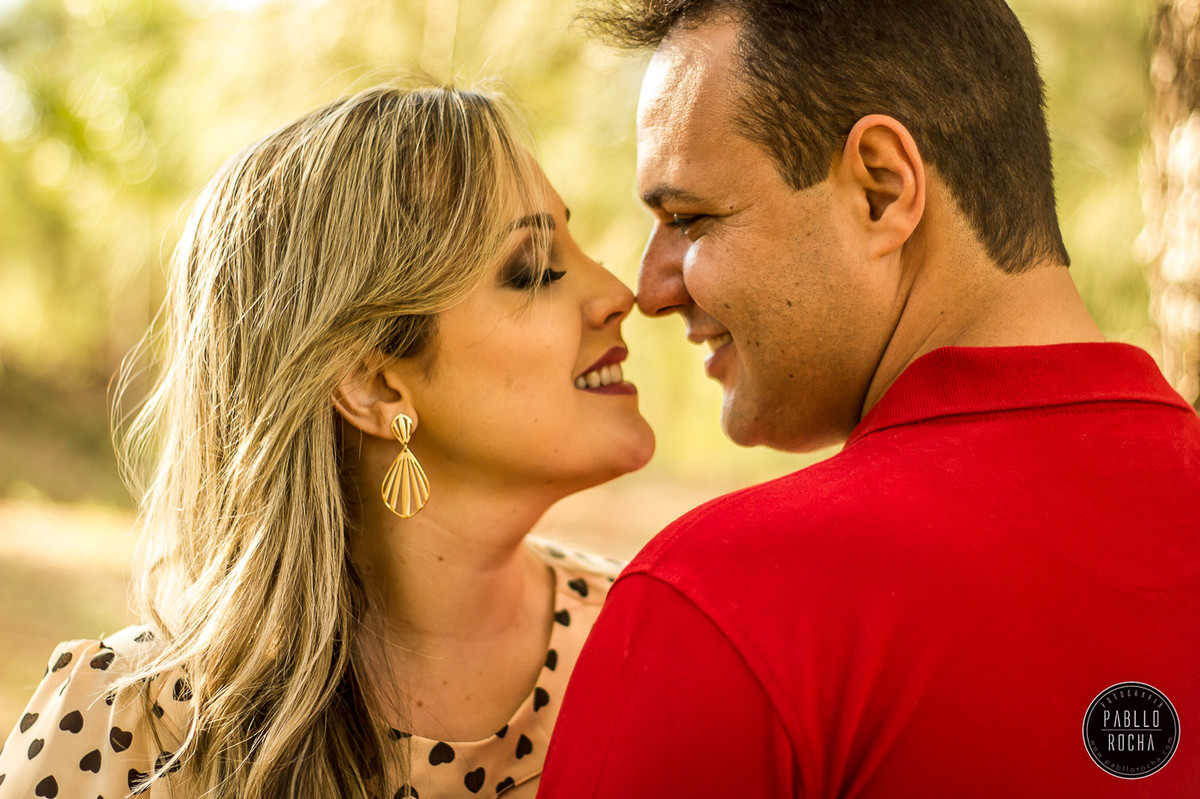 noivos apaixonados se olhando e trocando carinhos bem de pertinho