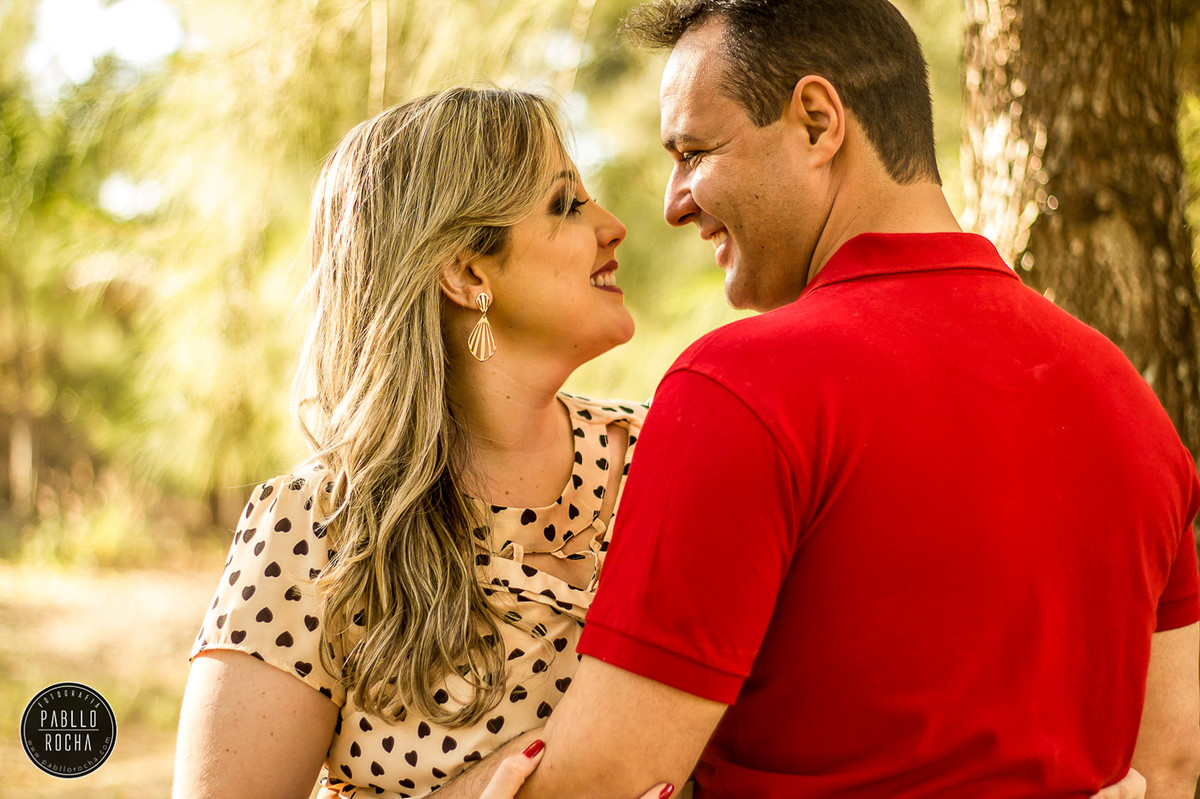 noivos apaixonados se olhando e trocando carinhos bem de pertinho