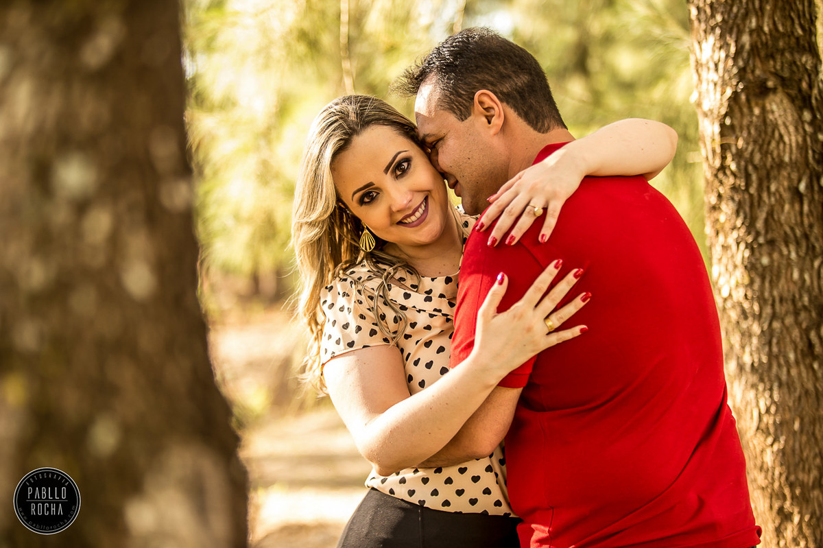 noivos apaixonados se olhando e trocando carinhos bem de pertinho