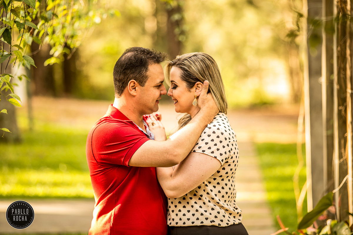 noivos apaixonados se olhando e trocando carinhos bem de pertinho