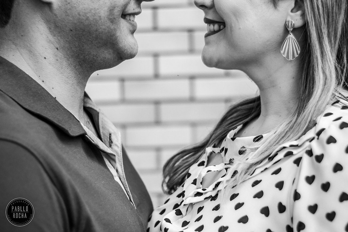 noivos apaixonados se olhando e trocando carinhos bem de pertinho