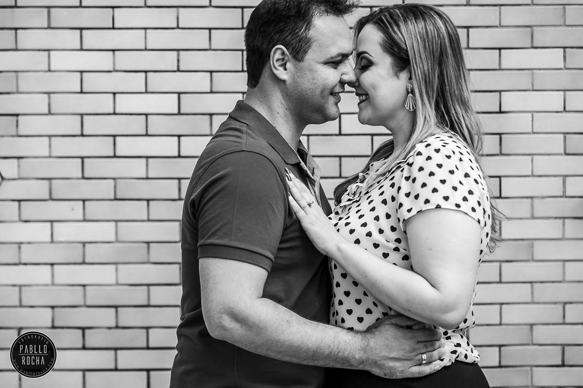 noivos apaixonados se olhando e trocando carinhos bem de pertinho