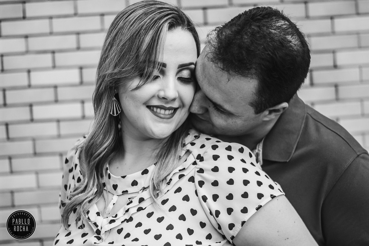 noivos apaixonados se olhando e trocando carinhos bem de pertinho